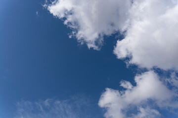 Simplicidad Natural: Cielo Azul con Nubes Blancas