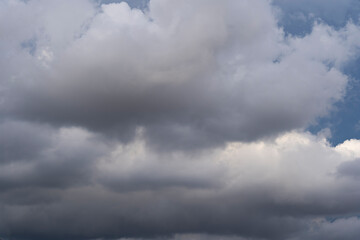 Fototapeta premium Formación de Nubes de Tormenta en el Horizonte: Clima Dramático