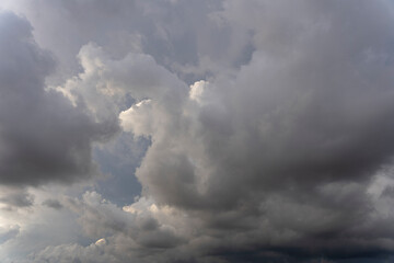 Tormenta Eléctrica con Nubes Negras amenazantes