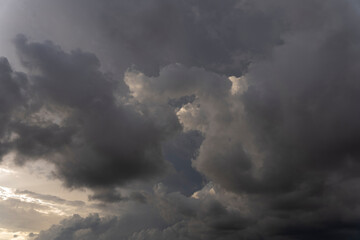 Paisaje con Nubes de Tormenta y Relámpagos en la Distancia