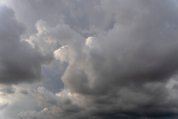 Cielo Dramático con Nubes de Tormenta Amenazantes