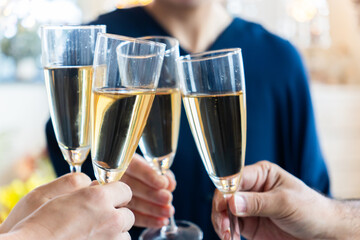 パーティーで乾杯をする手元