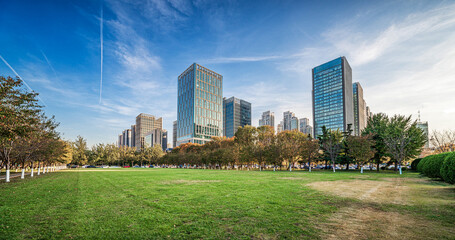 Obraz premium Modern Urban Park with City Skyline