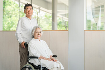 Obraz premium 老人ホーム・介護施設にいる高齢者・シニア夫婦・車椅子の女性 