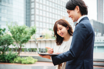 都会のビジネスマン、ビジネスウーマン（ノートPC）
