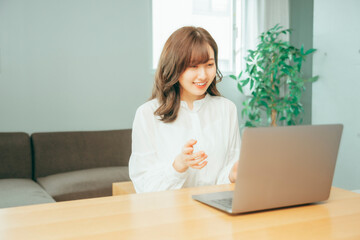 Fototapeta premium テレワーク・リモートワークする女性（プレゼン・話す） 