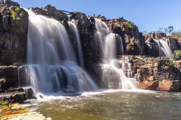 Fototapeta premium cachoeira na cidade de Alto Paraiso de Goiás, região da Chapada dos Veadeiros, Estado de Goiás, Brasil