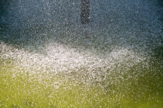 Heavy Water Sprinkle: Dynamic Water Feature in Motion