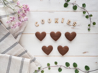 ハート型クッキーのポストカード白木背景