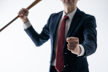 バットを握る男性