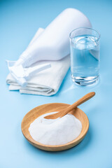 水色背景に重曹と掃除用具を揃えたナチュラルクリーニングセット