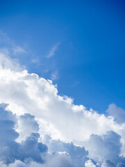 夏の空。夏雲。積乱雲。青空。鮮やかな青空。もくもくとした雲。