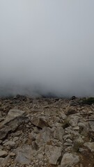 霧に覆われる山頂