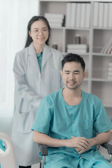 Obraz premium Arab doctor and patient talking about something while sitting at table Medical and healthcare concept in hospital, physical therapy, medical therapy and health concept.