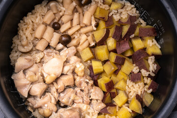 鶏とさつまいもの炊き込みご飯