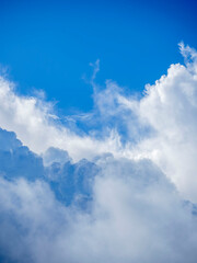 夏の空。夏雲。積乱雲。青空。鮮やかな青空。もくもくとした雲。