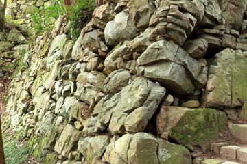 安土城の本丸跡から天主にあがる階段横の石垣