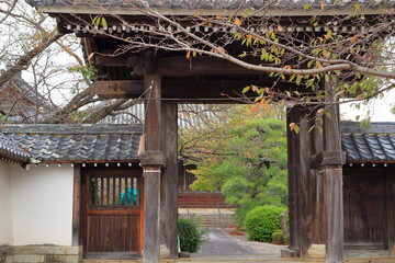 秋の寺の門