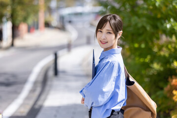 振り返るビジネスウーマン　Business