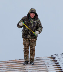 Naklejka premium A man in a green jacket