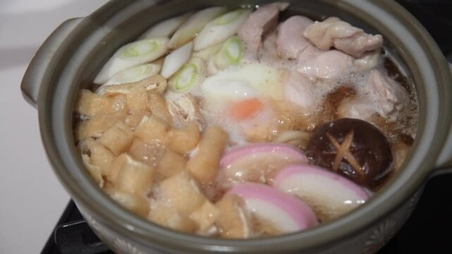 鍋焼きうどんを作る様子