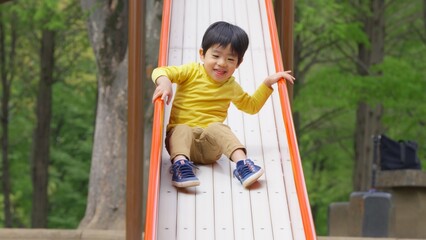 滑り台で遊ぶ4歳の男の子