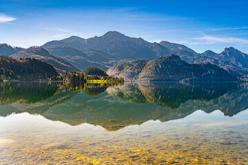Spiegelung des Herzogstands im Kochelsee