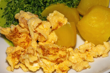 Rührei mit Rahmspinat