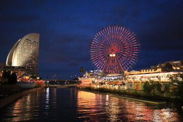 Obraz premium 横浜みなとみらいの遊園地周辺の夕景・夜景