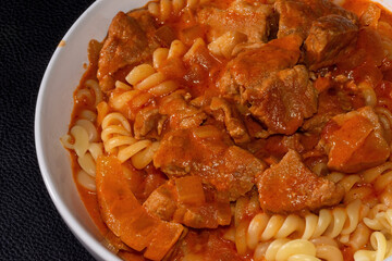 Gulasch mit Nudeln