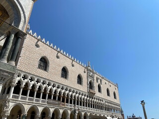 The unique architectural beauty of the Doge's Palace in Piazza di San Marco is indescribably tempting to enter the building and enjoy the beauty of the world's masterpieces of painting.