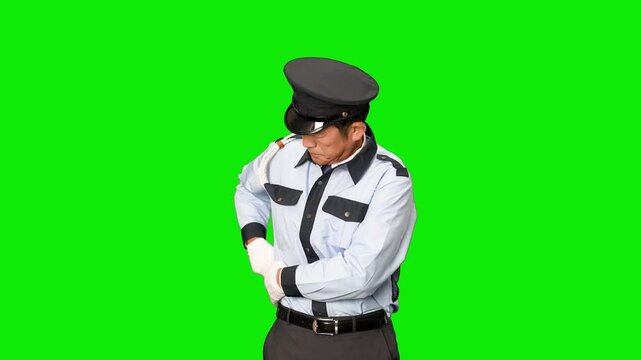 手錠を見せる男性警察官　クロマキー合成用グリーンバック動画