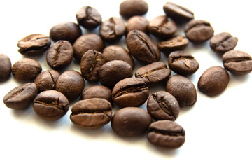 close-up roasted coffee beans on white wooden background