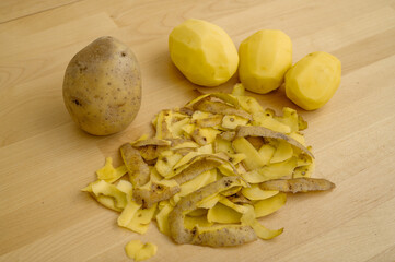 Sterta obranych ziemniaków na kuchennym stole 