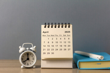 April 2025 desk calendar for desktop planning.