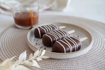 Chocolate popsicles with caramel