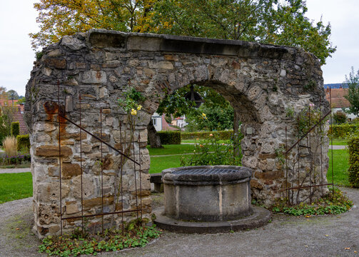 Tor, Steinbogen im Klostergarten des Kloster Stetten bei Hechingen im Zollernalbkreis auf der Schw&auml;bischen Alb