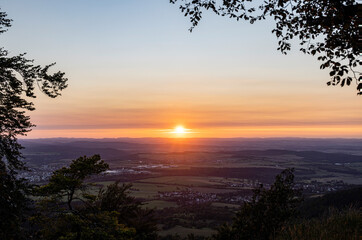 Fototapeta premium Blick vom Zellerhorn zur Burg Hohenzollern beim Sonnenuntergang im Zollernalb Kreis auf der Schwäbischen Alb
