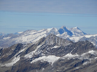 Hinten der Hochfeiler 3509m (höchster Berg der Zillertaler Alpen) mit Hochfernerspitze 3470m und...