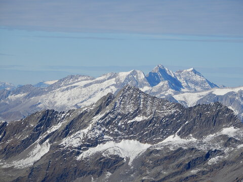 Hinten der Hochfeiler 3509m (h&ouml;chster Berg der Zillertaler Alpen) mit Hochfernerspitze 3470m und Hoher Wei&szlig;zint 3371m.. im Vordergrund das Durreck 3135m