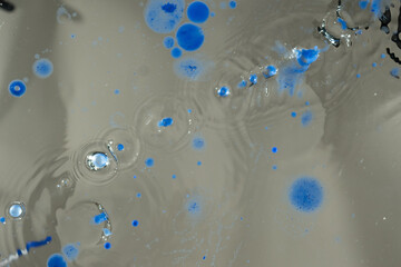 farbe tropfen wasser blau perspektove von unten froschperspektive