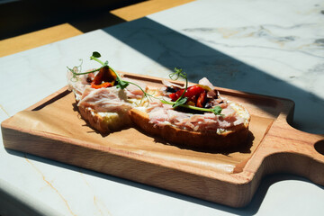 Elegant Brunch Toast with Ham and Peppers in Sunlight – Perfect for Food Bloggers and Culinary Photography