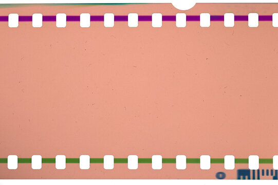 Dettaglio di pellicola fotografica trasparente non esposta alla luce ma sviluppata senza diciture ne scritte ne immagine definita in controluce su sfondo bianco.