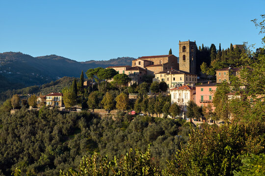Vista di Montecatini Alto durante una serena giornata soleggiata cielo azzurro e sereno senza nuvole bianche sull'orizzonte.