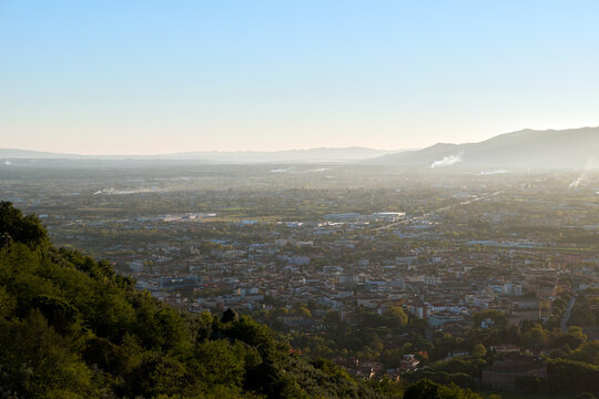 Vista di Montecatini Terme durante una serena giornata soleggiata cielo azzurro e sereno senza nuvole bianche sull'orizzonte con il monte Serra all'orizzonte.