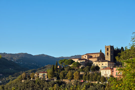 Vista di Montecatini Alto durante una serena giornata soleggiata cielo azzurro e sereno senza nuvole bianche sull'orizzonte.