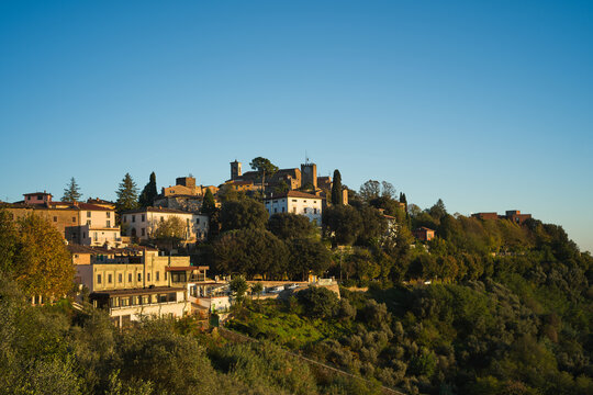 Vista di Montecatini Alto durante una serena giornata soleggiata cielo azzurro e sereno senza nuvole bianche sull'orizzonte.