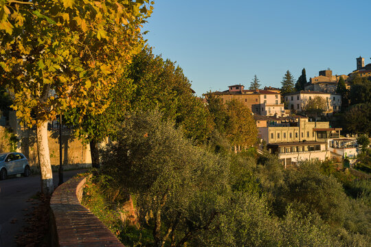 Vista di Montecatini Alto durante una serena giornata soleggiata cielo azzurro e sereno senza nuvole bianche sull'orizzonte.