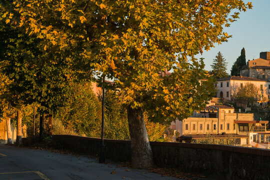 Vista di Montecatini Alto durante una serena giornata soleggiata cielo azzurro e sereno senza nuvole bianche sull'orizzonte.
