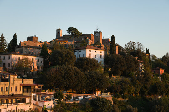 Vista di Montecatini Alto durante una serena giornata soleggiata cielo azzurro e sereno senza nuvole bianche sull'orizzonte.